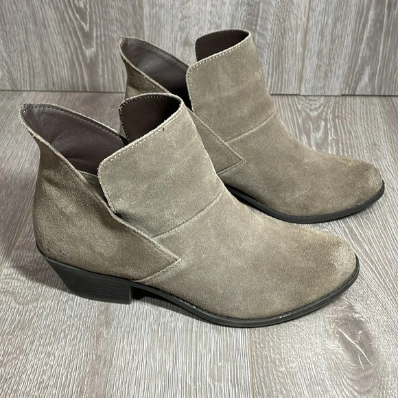 Me Too Zeus Suede Leather Heeled Ankle Boot Bootie Taupe Light Brown 7.5M - Picture 3 of 14